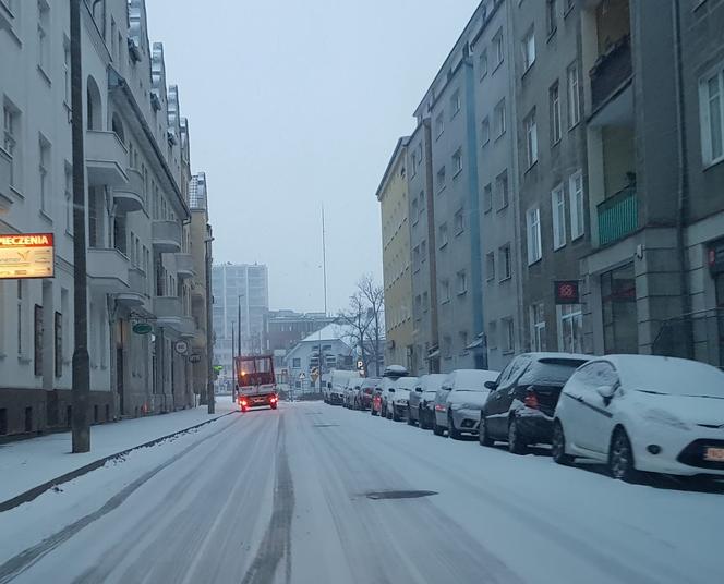 Zima zaatakowała w Olsztynie. Sypie śnieg, na drogach ślisko [ZDJĘCIA]