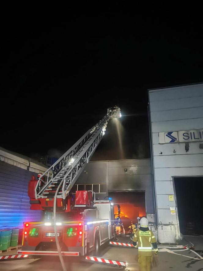  Pożar hali produkcyjnej w Mikołowie - Kamionce. Na miejscu kilkanaście zastępów straży! 