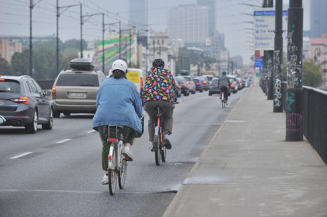 Protest rowerzystów na Moście Poniatowskiego. "Tu jest jak w cyrku"