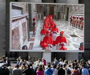 Z OSTATNIEJ CHWILI: Rozpoczęło się konklawe 2025 – kardynałowie złożyli przysięgę w Kaplicy Sykstyńskiej