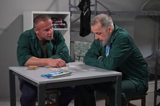 Pierwsza miłość: Bartek, pod naciskiem towarzysza z celi, wchodzi z nim w układ. Z tej drogi już nie ma odwrotu...