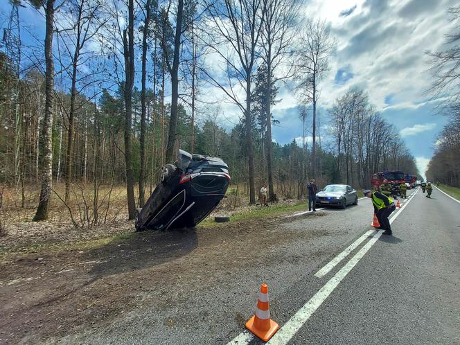 Pod Lubienią dachowało auto osobowe. Jedna osoba poszkodowana