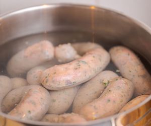 Nie wylewaj wody po gotowaniu kiełbasy. Zobacz, jak możesz ją wykorzystać w kuchni