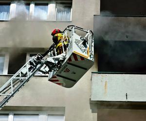 Tychy: Pożar mieszkania na 6. piętrze. Przyczyną niedopałek papierosa rzucony przez sąsiada