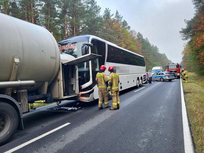 Wypadek na DK 10 pod Piłą. Autobus z dziećmi uderzył w cysternę