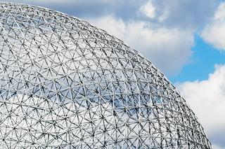 Geometria krzywoliniowa. Możliwości i ograniczenia fasad krzywoliniowych