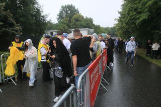 Koncert Quebonafide w Warszawie - fani pod PGE Narodowym