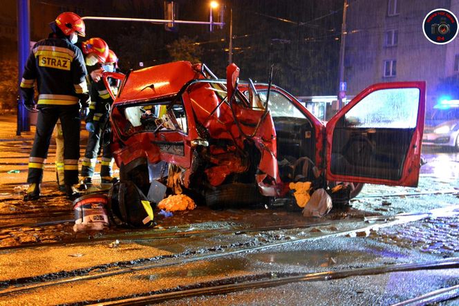 Zmiażdżone auto w centrum Warszawy 