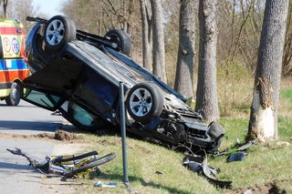  Jaktorów: 15-latek na rowerze wpadł pod samochód. Auto dachowało, są ranni
