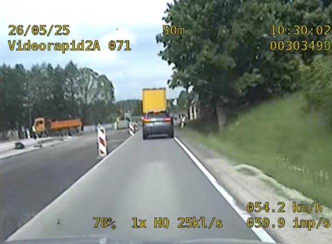 Mistrz kierownicy spieszył się do pracy. Policjanci wszystko widzieli