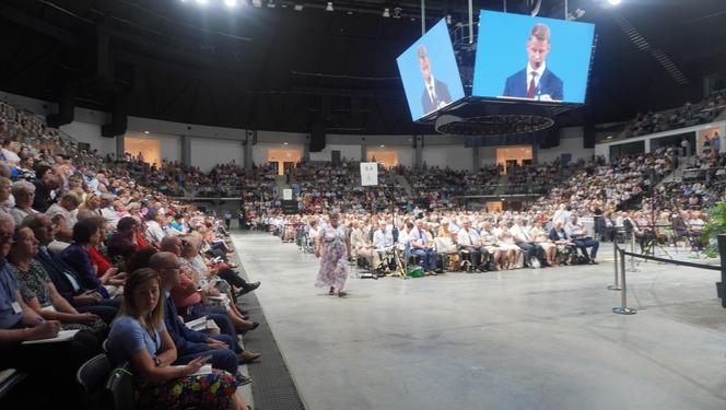 Kongres Świadków Jehowy w Olsztynie. W hali Urania chrzest przyjęli nowi członkowie [ZDJĘCIA]