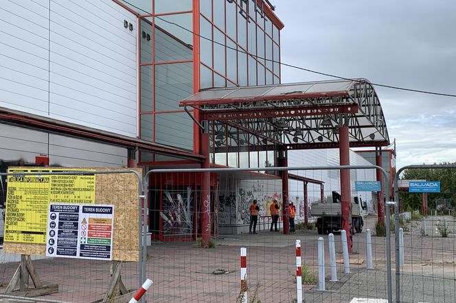 W Dąbrowie Górniczej wyburzają hipermarket Auchan. Powstanie nowy park handlowy