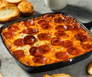 Pizza dip to idealna przekąska dla każdego. Prosty, pyszny i aromatyczny