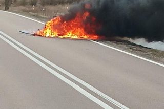   Jeziorki. Auto stanęło w płomieniach. Kierowca uciekł w ostatniej chwili