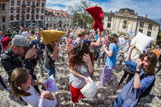 Nietypowa walka w centrum Krakowa: Zobacz zdjęcia z bitwy na poduszki! [GALERIA]