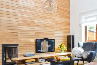 Ścoana za telewizorem z paneli drewnianych
