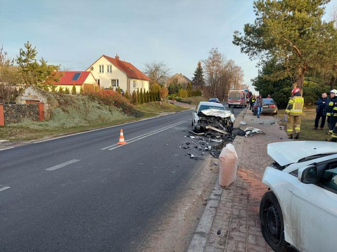 Wypadek w Ambrożowie! Zderzyły się trzy auta, ruch odbywa się wahadłowo