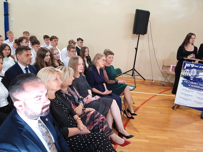 100 par zatańczyło poloneza na 100-lecie siedleckiego Ekonomika