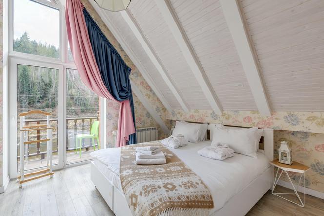 Romantyczna sypialnia na poddaszu. Jak urządzić pokój ze skosem? Zobacz stylowe aranżacje