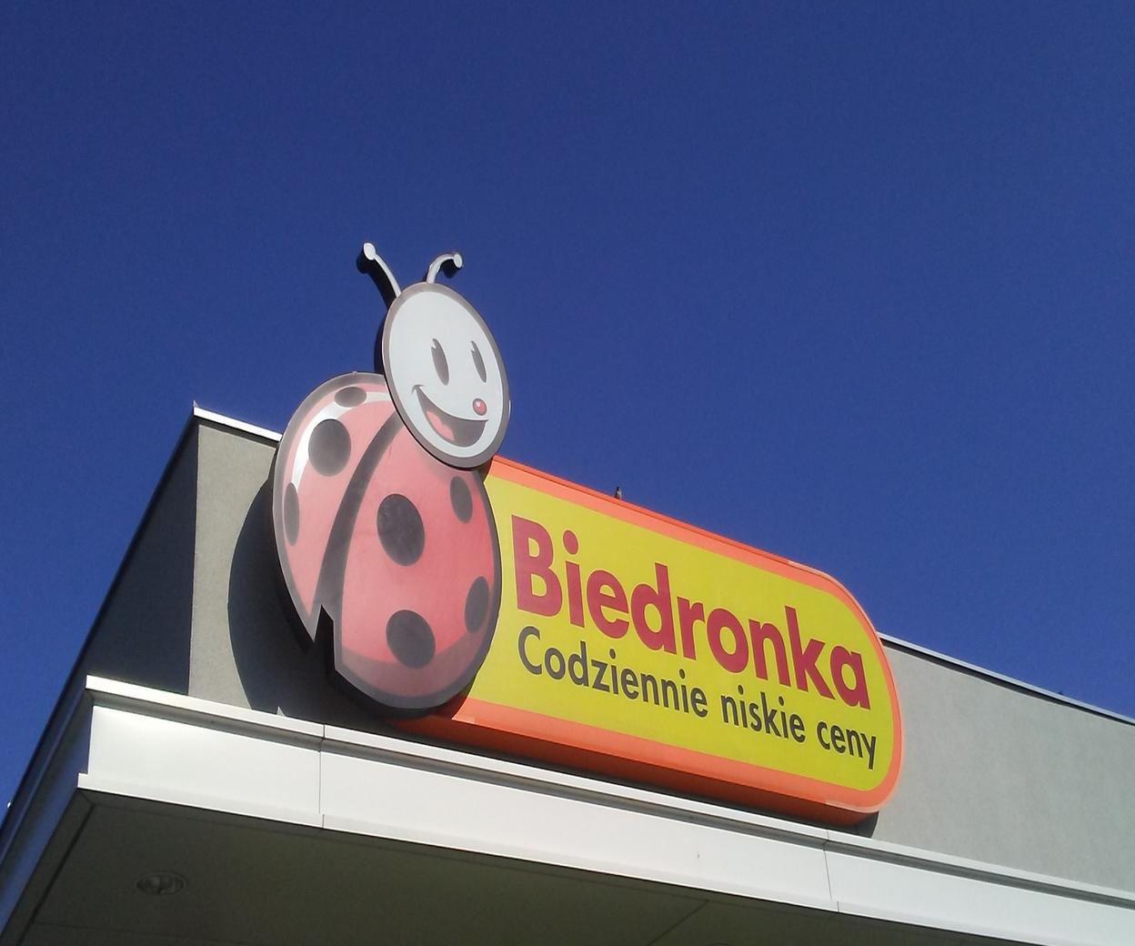 Biedronka is making an exception and will trade on Christmas Eve and holidays.  How long are the stores open?