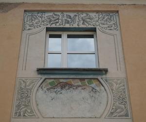 Sgraffito w Białymstoku. Zabytkowe pra-murale rodem z PRL-u