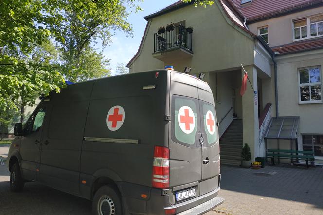  Wojskowy ambulans pod leszczyńskim Domem Pomocy Społecznej