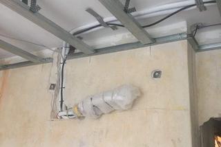 Kraków. Elektryk wziął zaliczkę, a prace utknęły. Niewidomy pan Kazimierz przez nierzetelnego fachowca nie może dokończyć remontu