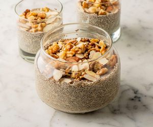 Pełna smaku, zdrowia i energii. Przepis na nocną owsiankę idealną na śniadanie i nie tylko 