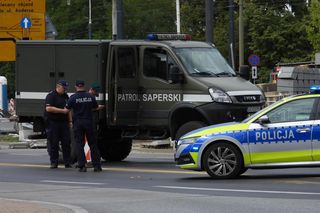 Śmiertelnie niebezpieczne znalezisko na budowie. Wstrzymany ruch pociągów i autobusów