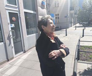 „Marzę, żeby się ogrzać przed śmiercią”. Mieszkańcy kamienicy w centrum Warszawy żyją bez centralnego ogrzewania