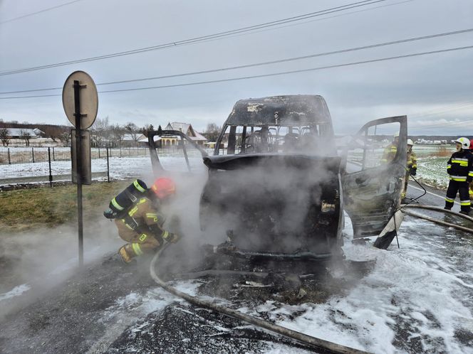 Bus spłonął doszczętnie pod Tarnowem. Podróżowało nim 25 osób