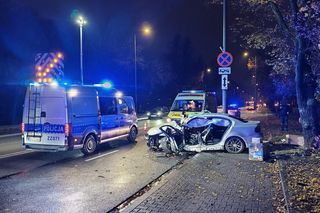 Potworny wypadek w Warszawie. BMW roztrzaskane o drzewo, kierowca zakleszczony