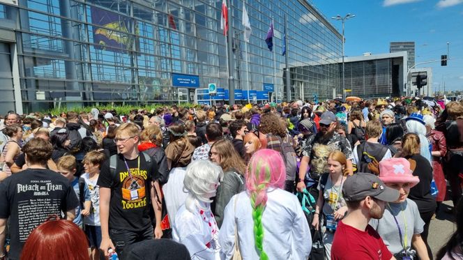 Pyrkon 2025. Tłumy uczestników przed MTP  