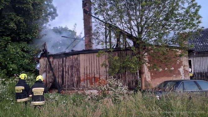 Pożar domu 69-latka pod Radomskiem! Podpalacz podłożył ogień pod sąsiednim budynkiem [ZDJĘCIA]