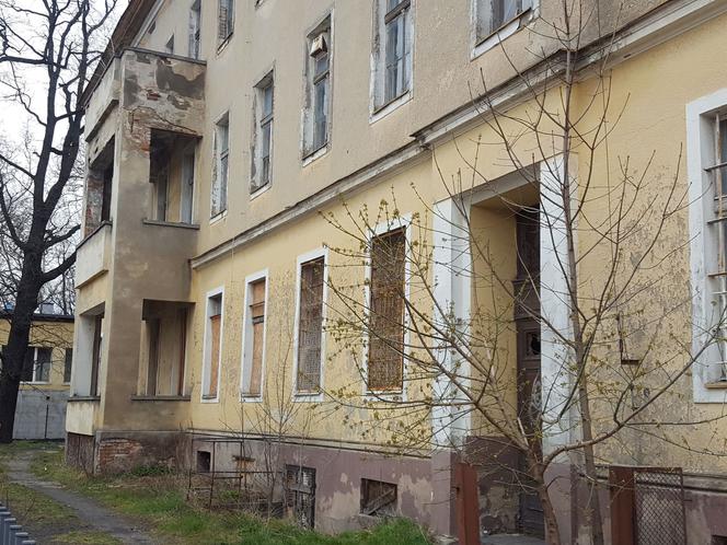 Lecą tynki z dawnego budynku kolejowego przy ul. Dworcowej