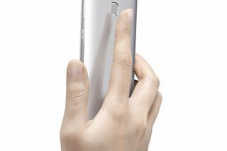 Huawei Ascend Mate7_Single_Gray Back Face Hand_Hi res