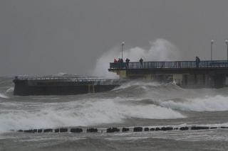 W Kołobrzegu orkan dokonał dużych zniszczeń. Spiętrzone morskie fale zalewały plażę.