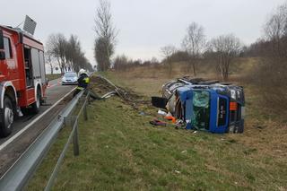Cysterna z płynnym asfaltem wypadła z drogi