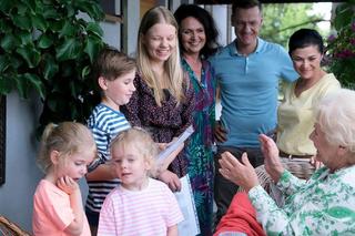 M jak miłość odc. 1758.Marysia (Małgorzata Pieńkowska),Barbara (Teresa Lipowska),Piotrek (Marcin Mroczek),Kinga (Katarzyna Cichopek),Lenka (Olga Cybińska),Misiek (Aleksander Bożyk),bliźniaczki Emilka, Zuzia (Julia,Marcelina Kempka), 