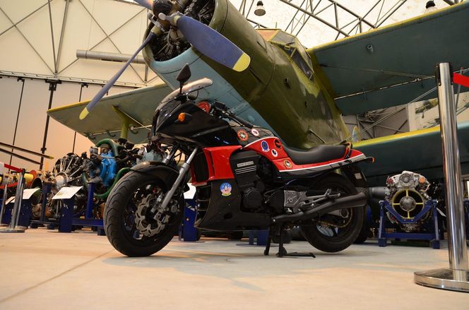 To nie lada gratka dla miłośników filmu „Top Gun”. Do Muzeum Sił Powietrznych w Dęblinie trafił motocykl KAWASAKI GPz 900R NINJA, na którym w tym kultowym filmie jeździł Tom Cruise!