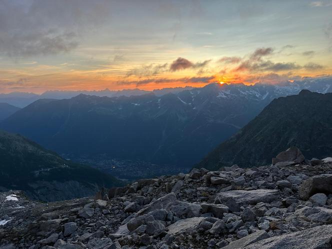 Andrzej Ficek, Roman Forysiak i Szymon Podosek z Klubu Wysokogórskiego w Bielsku-Białej, pokonali klasyczną drogę na szczyt Petit Dru w masywie Mont Blanc