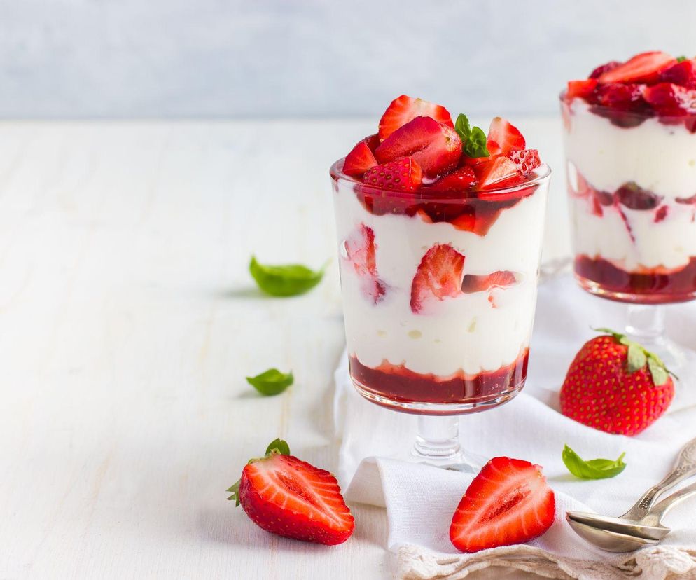 Truskawki z mascarpone: przepis na pyszny deser, łatwy do przygotowania