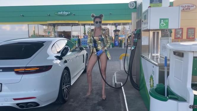 Monika Goździalska tankuje Porsche i pokazuje pupę