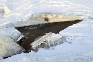 Wędkarz wpadł pod lód. Ekstremalna akcja ratunkowa na jeziorze Gil Mały