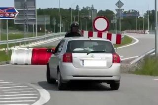 „Wziął na maskę” motocyklistę, który chciał go zatrzymać, gdy jechał wężykiem