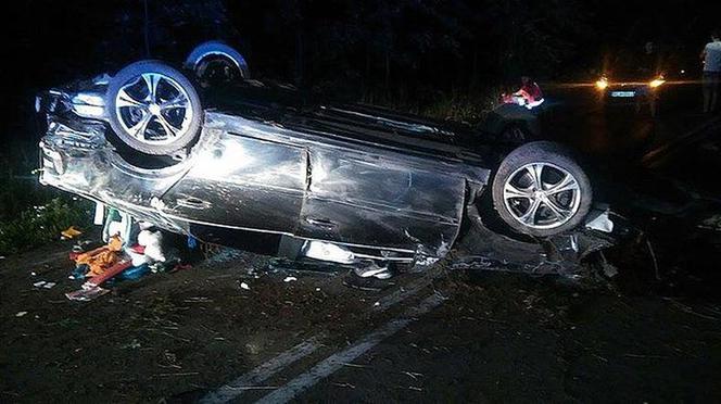 Koszmarny wypadek w Dąbrówkach koło Łańcuta: Samochód został wyrzucony w powietrze [ZDJĘCIE]