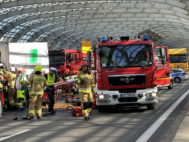  Karambol na S8 w Warszawie. 4 ciężarówki rozbite, jedna osoba zakleszczona