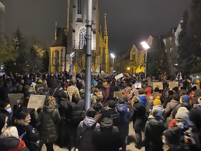 Na ulicach Katowic pojawiły się tłumy. Protestujący szli pod hasłem: "Ani jednej więcej" [ZDJĘCIA]