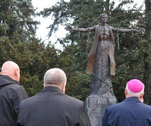 Ksiądz Jerzy Popiełuszko zginął 38 lat temu. W rocznicę śmierci władze Torunia i województwa kujawsko-pomorskiego złożyli kwiaty