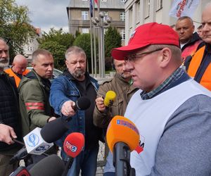 Konferencja prasowa hutników przed Ministerstwem Przemysłu w Katowicach